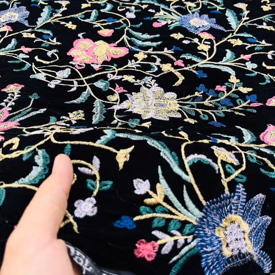 پارچه مخمل 9 هزار سوزندوزی گلدار زمینه مشکی