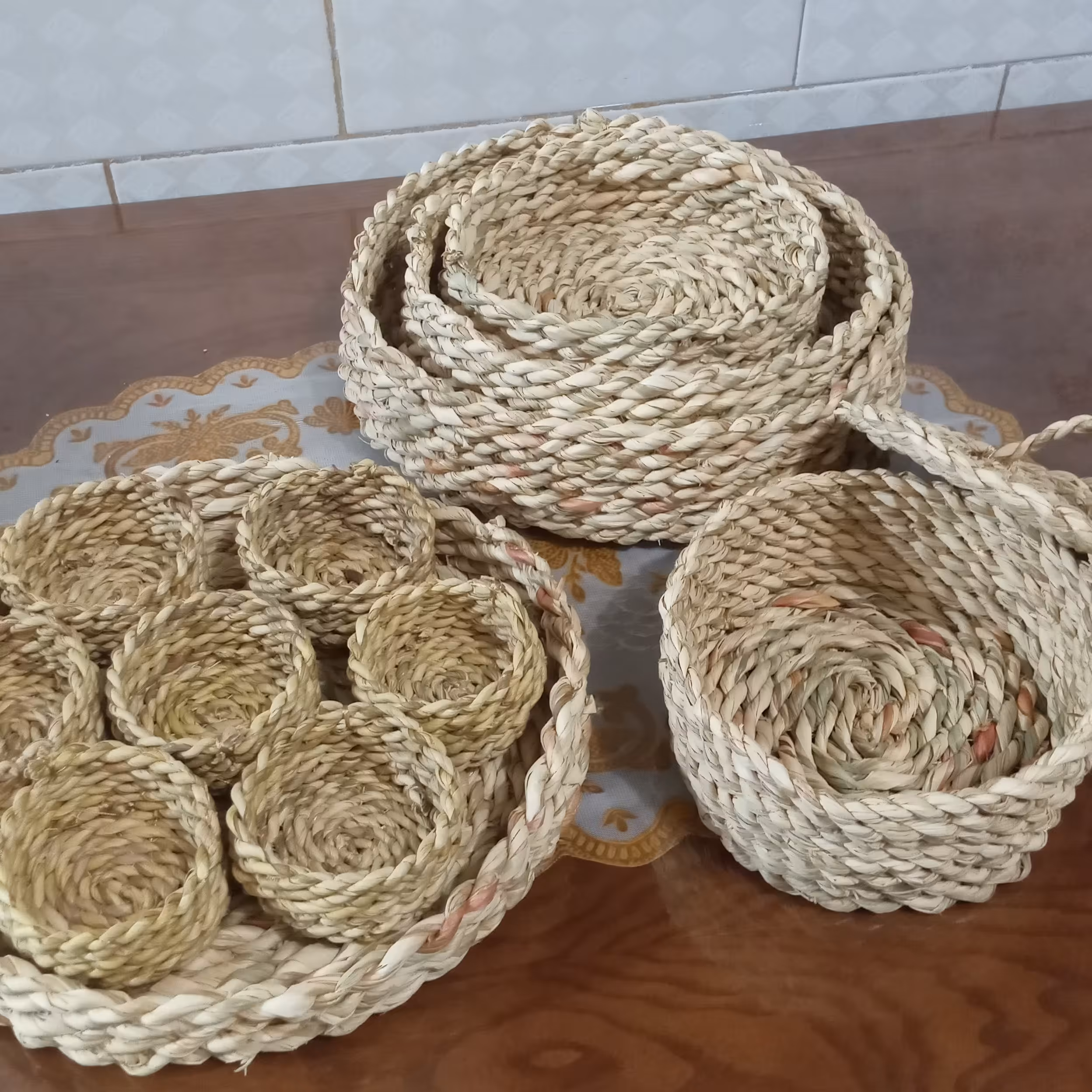 سبد پذیرایی ارسال رایگان سبد نان ومیوه سبد در دار وهفت سین واردو خوری حصیری قابل شست وشو هنر دست هنرمند بسیار زیبا وشیک 