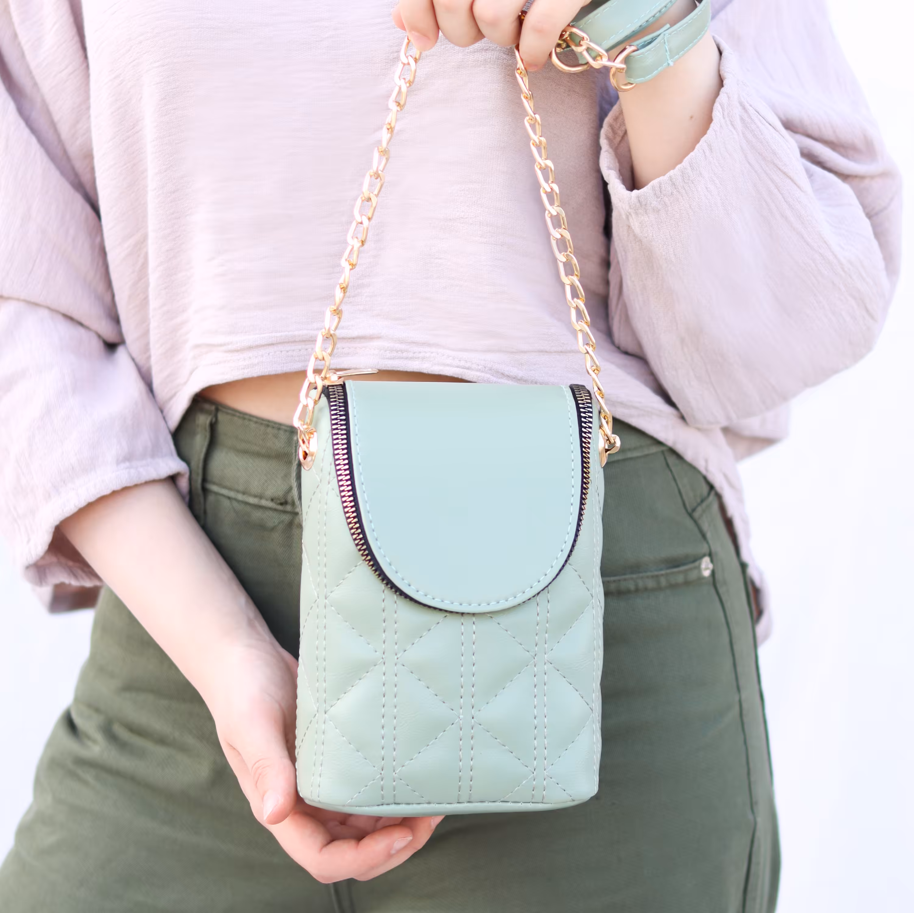 کیف زنانه  با استایل روزمرهو کژوال
جنس چرم مصنوعی
طرح ترکیب ساده و دوختدار
جنس آستر  پارچه
مدل و تعداد جیب  یک خان