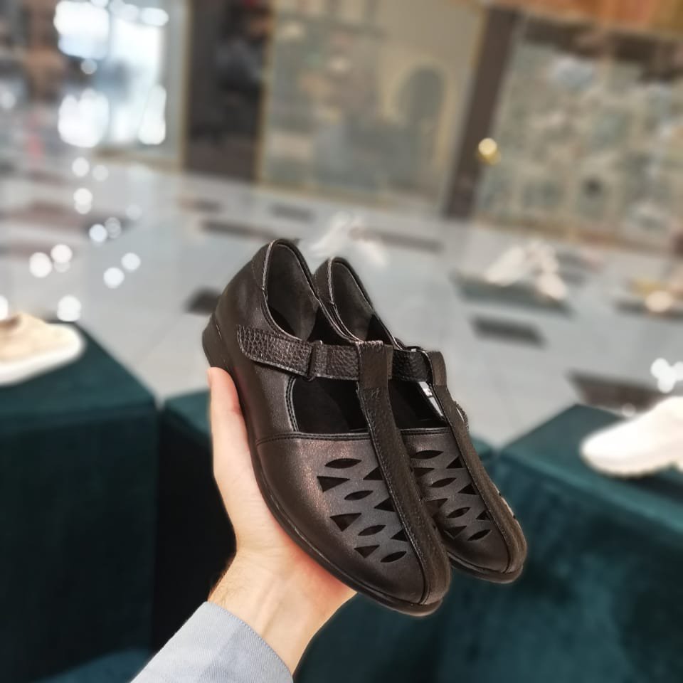 کفش زنانه چسبی پاشنه یک سانتی ،رنگ مشکی با سایز بندی کامل