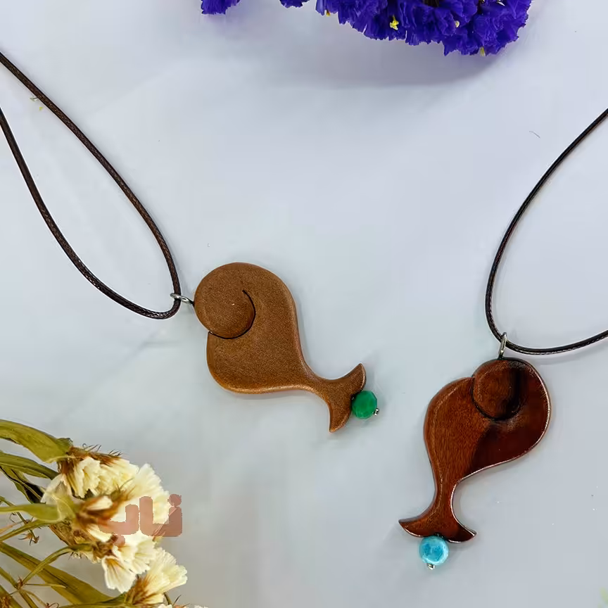 گردن بند کوچک زیبا طرح اسلیمی ماهی  چوبی با نگین 