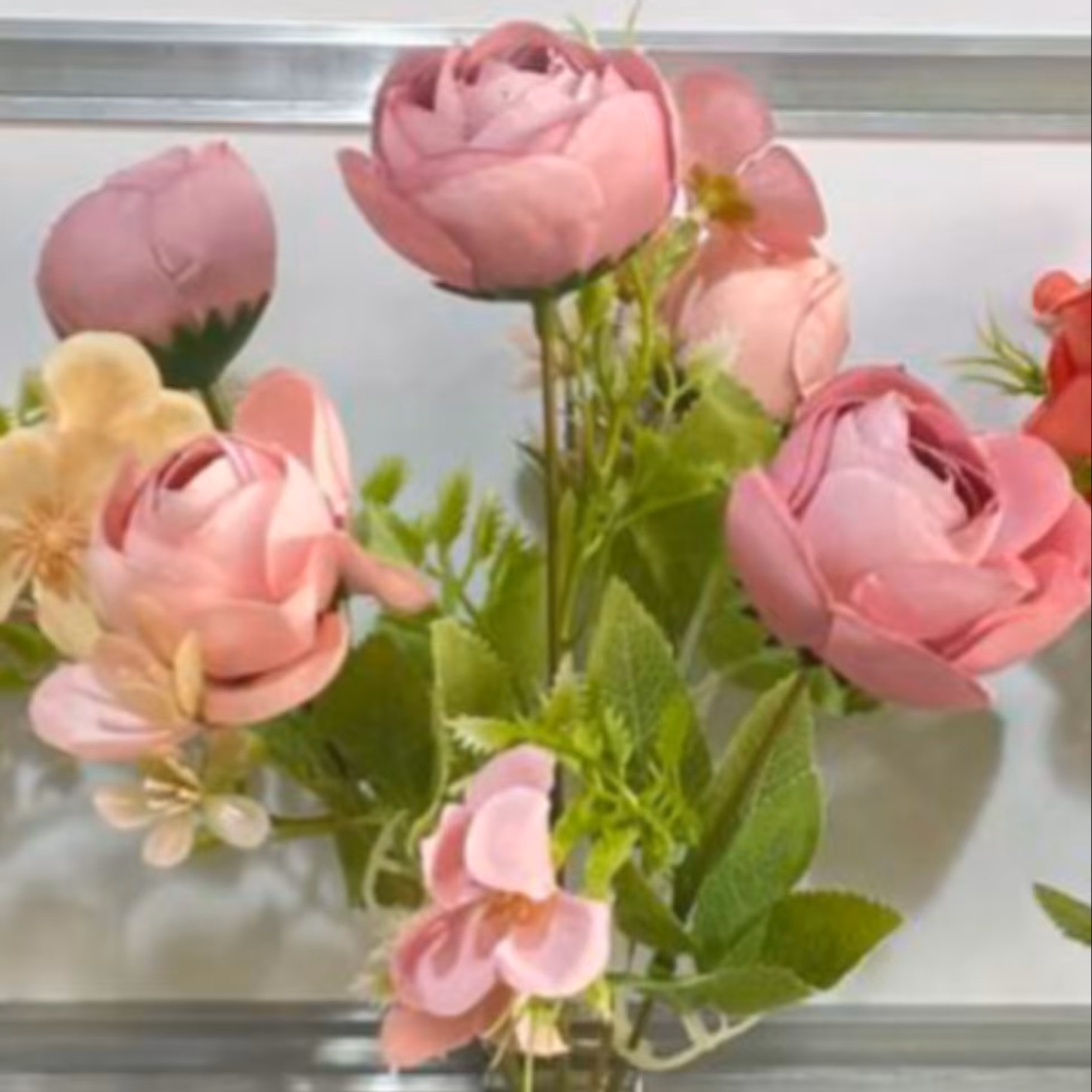 گل مصنوعی تزیینی بوته نسترن کد3050
