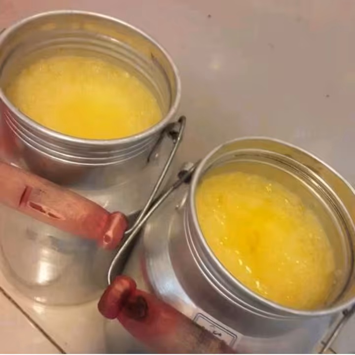 روغن حیوانی درجه یک بعد از سفارش تهیه میشه با تضمین خالص بودن محلی بودن بدون ذره ای روغن دنبه یا خامه تهیه شده از بهترین