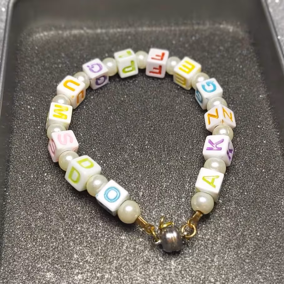 دستبند حروف الفبای انگلیسی رنگی و مروارید (مگنتی)