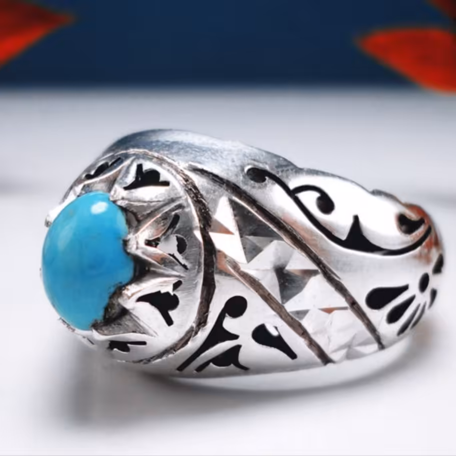 انگشترنقره دستساز نگین فیروزه نیشابور اصل احیا نشده و بکر با رنگ طبیعی و رکاب خوش ساخت با شبکه کاری ظریف و پرکار