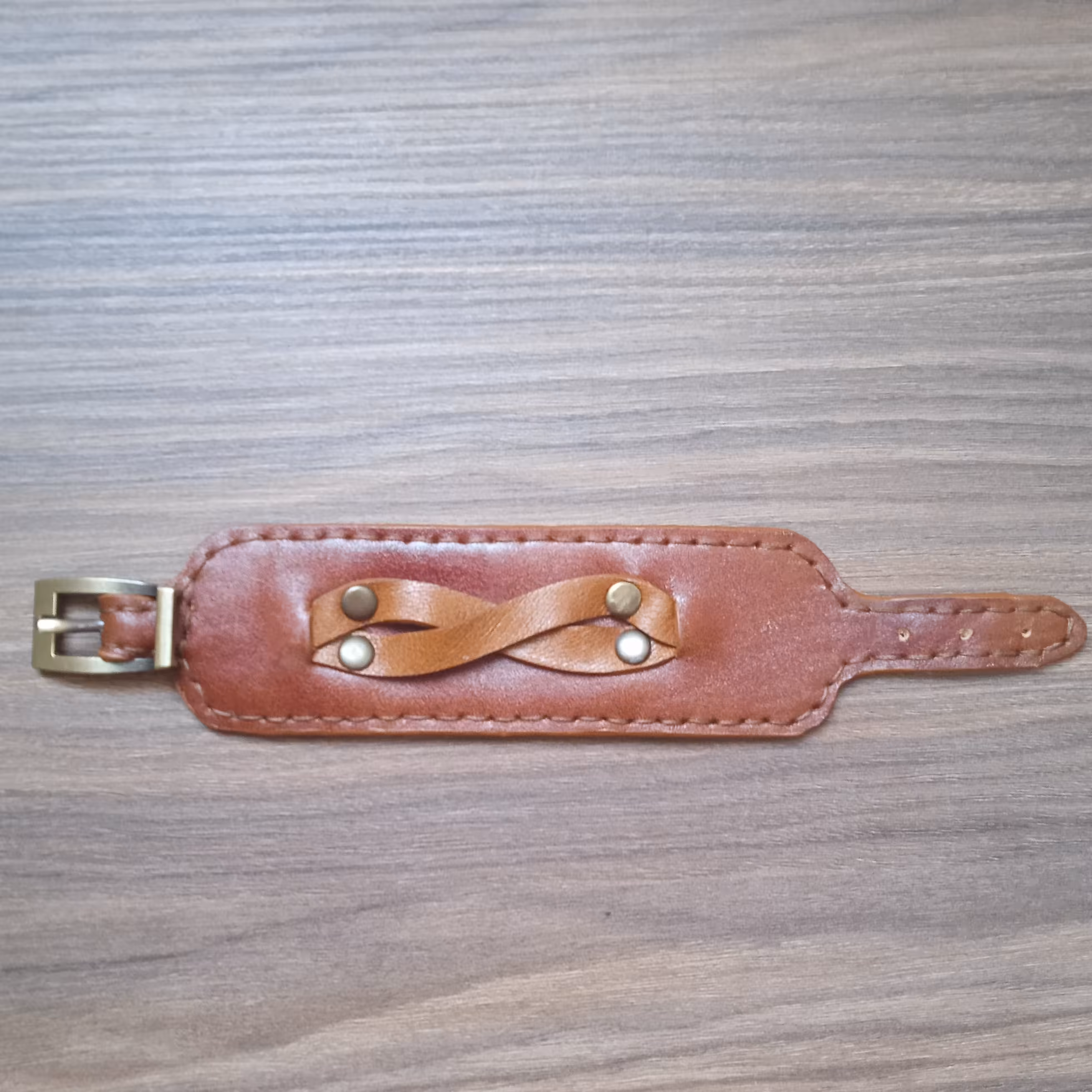 دستبند چرم طبیعی گاوی دست دوز مناسب آقایان و خانم ها