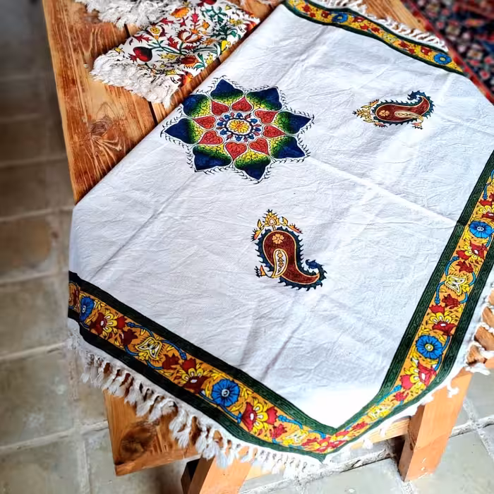 رومیزی قلمکاری رنگ آمیزی شده با دست و قلمو و تثبیت رنگ شده و قابل شستشو