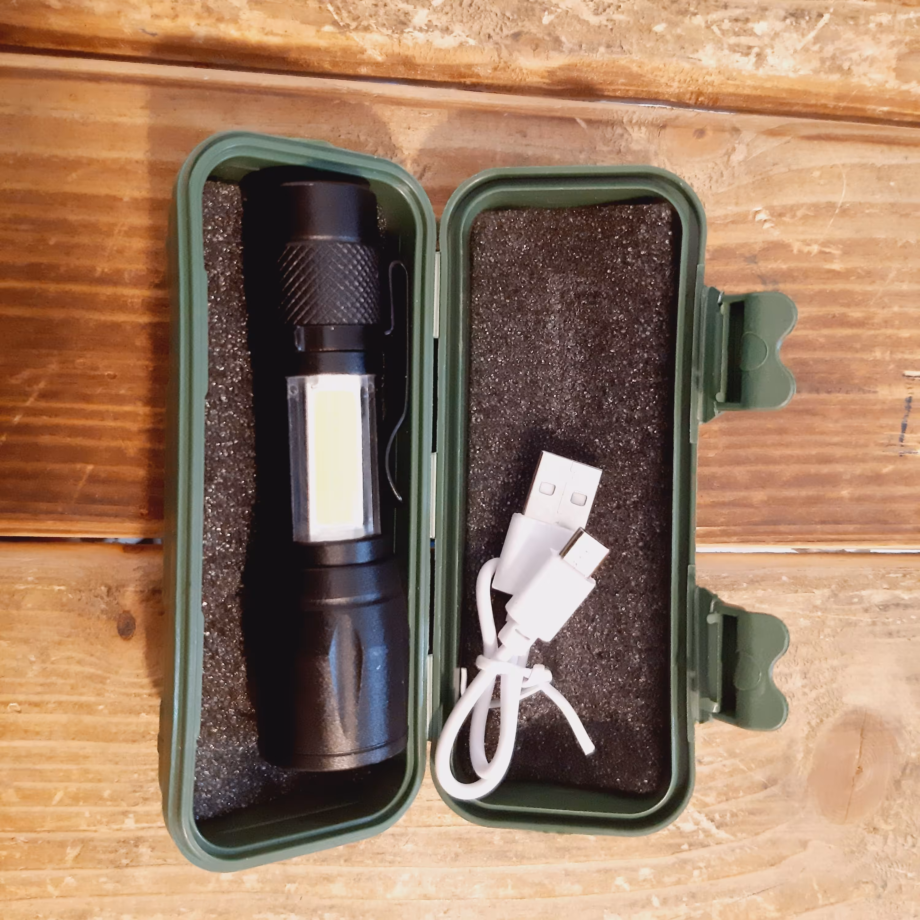 چراغ قوه شارژی 2 حالته داره مهتابی ولنز دارای زوم