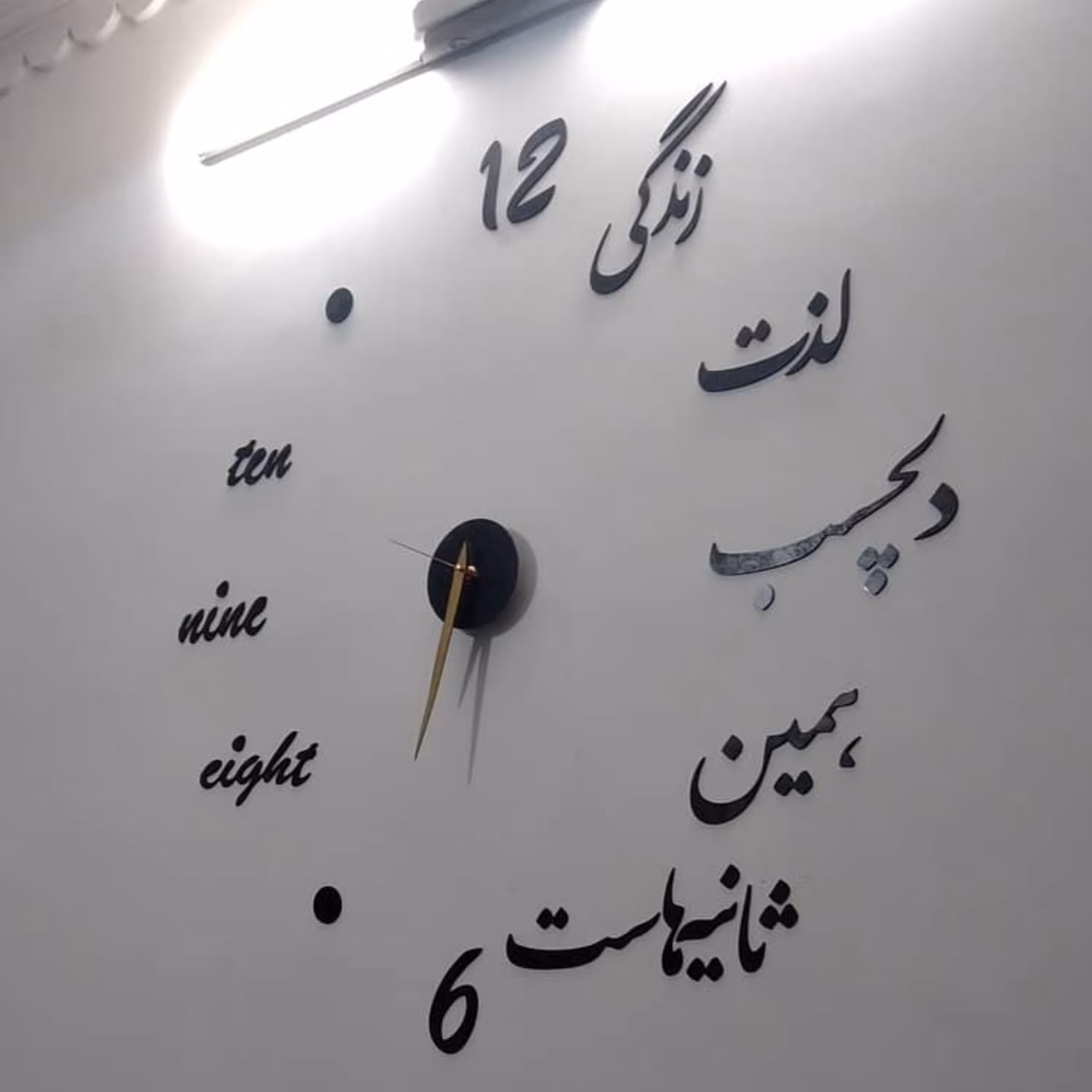 ساعت دیواری فانتزی طرح زندگی رنگ مشکی موتور روانگرد بی صدا عقربه بزرگ جنس چوبی با راهنمایی نصب اسان