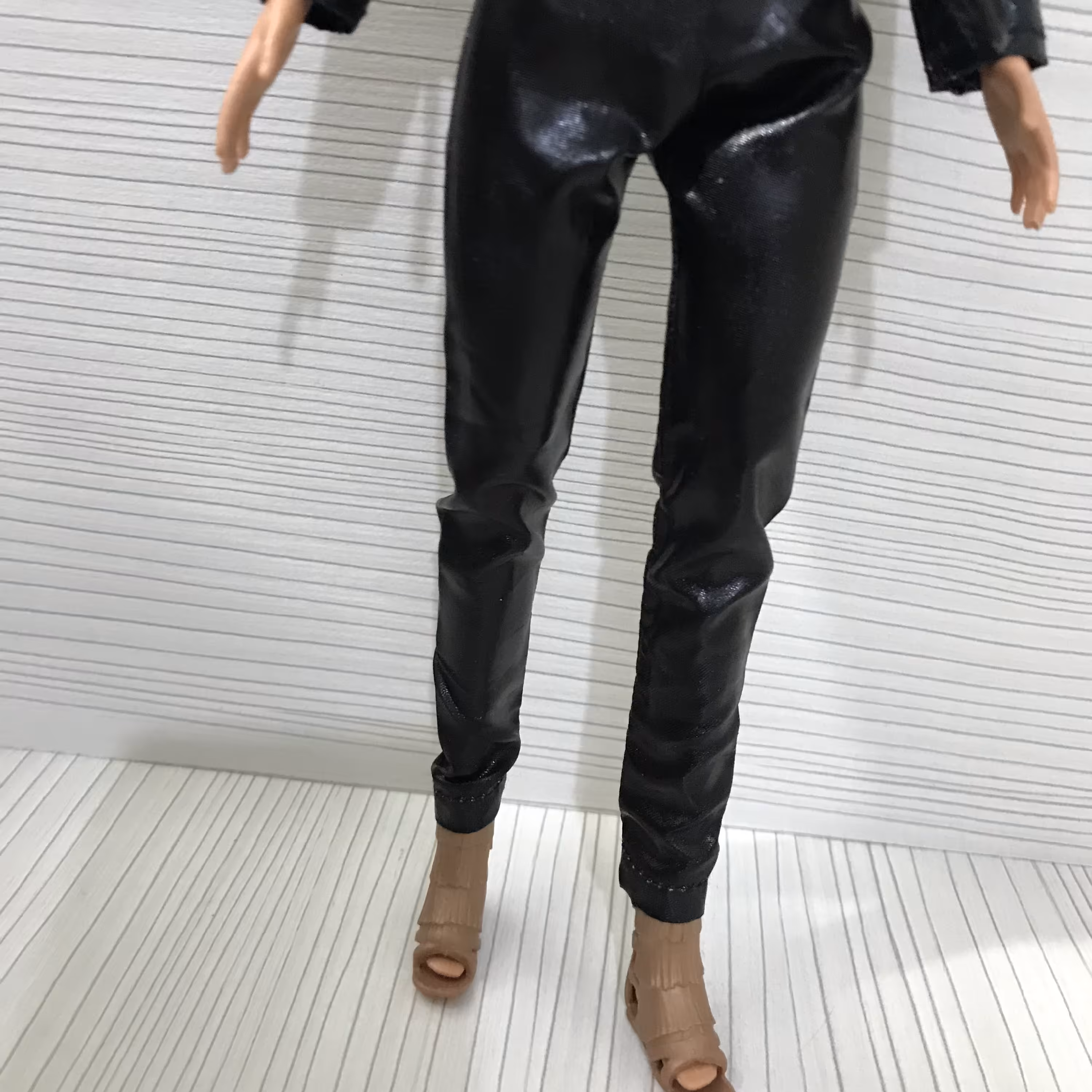 شلوار  عروسک باربی  شامل فقط لگ هلوگرامی مناسب باربی لاغر در رنگ های متنوع  نقره ای طلایی ذغالی( مشکی ناموجود)