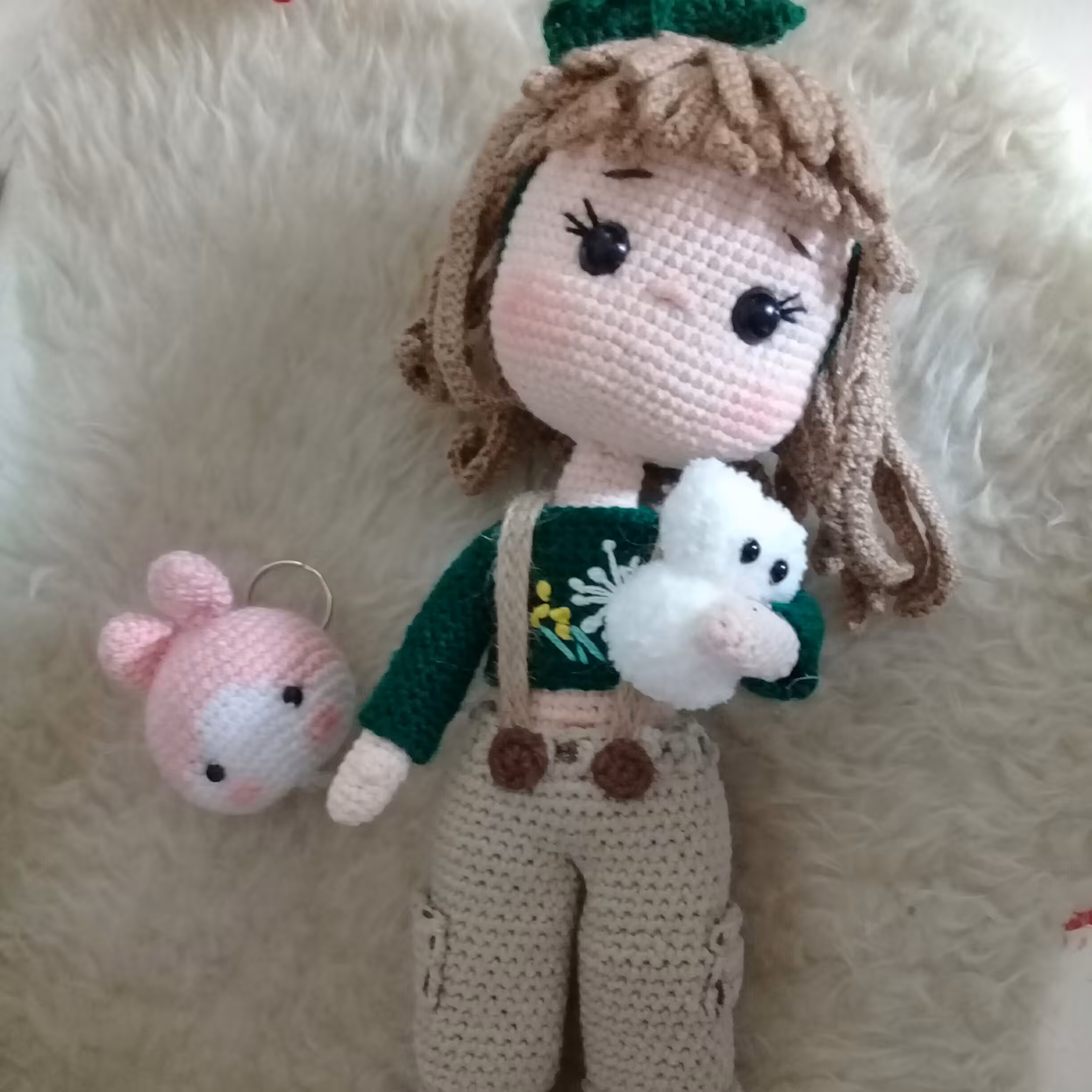 عروسک فوق زیبای بارانا      تمامادست بافت  خیلی شیک جهت کادو 