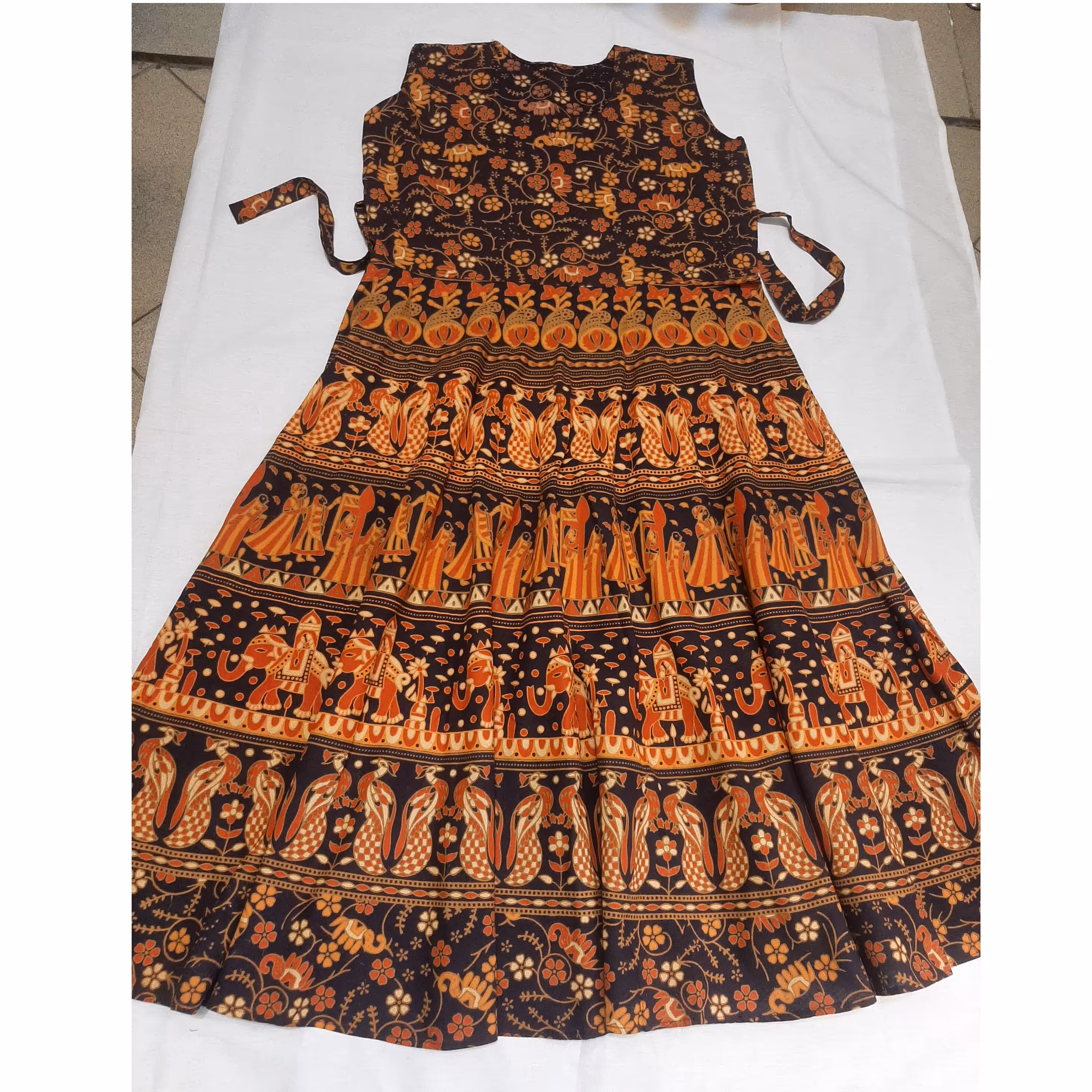 سارافون کتان نخ هندی فری سایز تا 46  دارای نیم آستین اضافه داخل کار