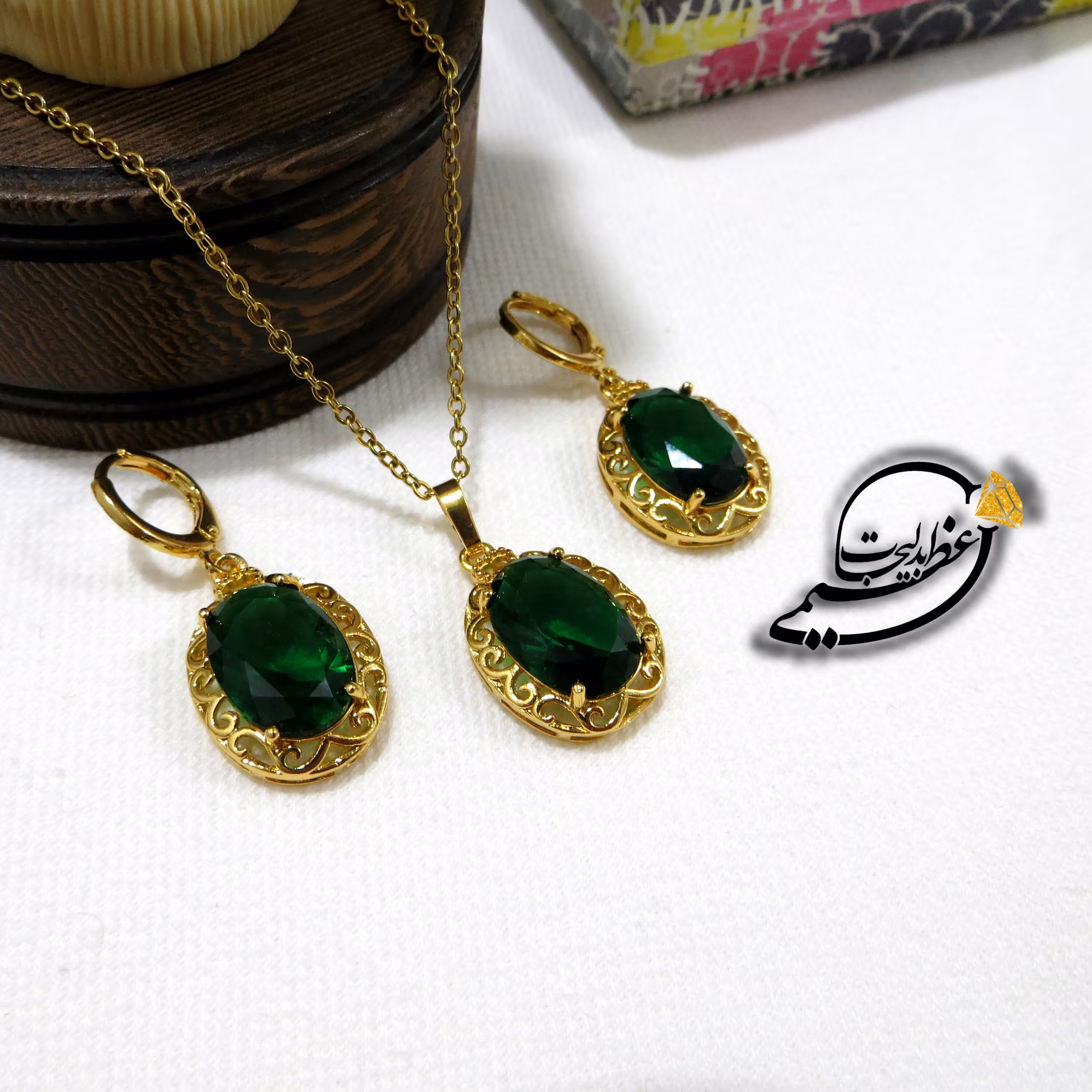 نیم ست برنجی رنگ ثابت طلایی روکش طلا طرح نگین کاری شده طرح 1 نگین سبز