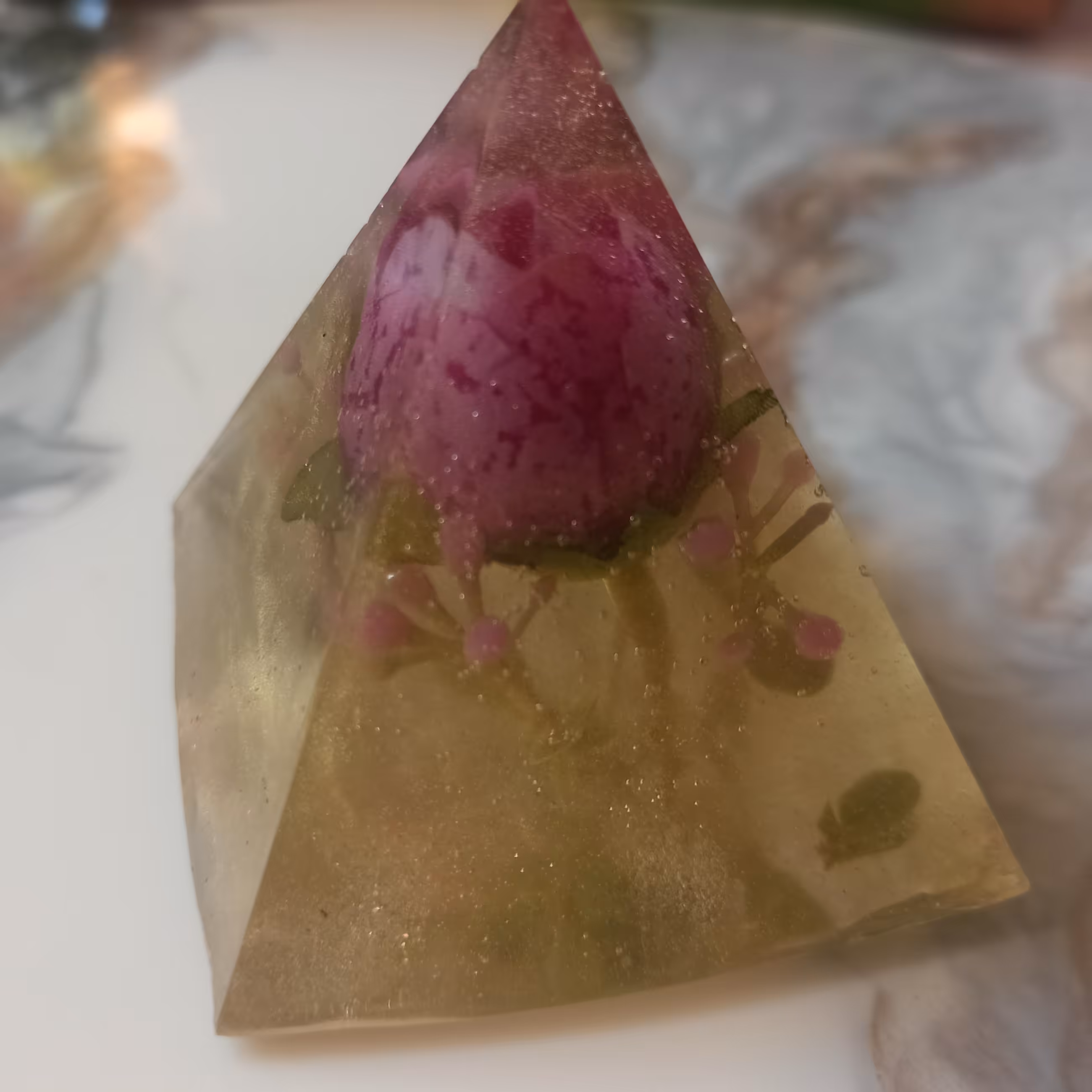 استند رزینی طرح هرم و گل 