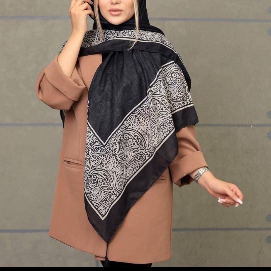 روسری دورحاشیه مشکی با چاپ دیجیتال
داخل مشکی هم طرح محو دارد
قواره 140
کاملا مشکی