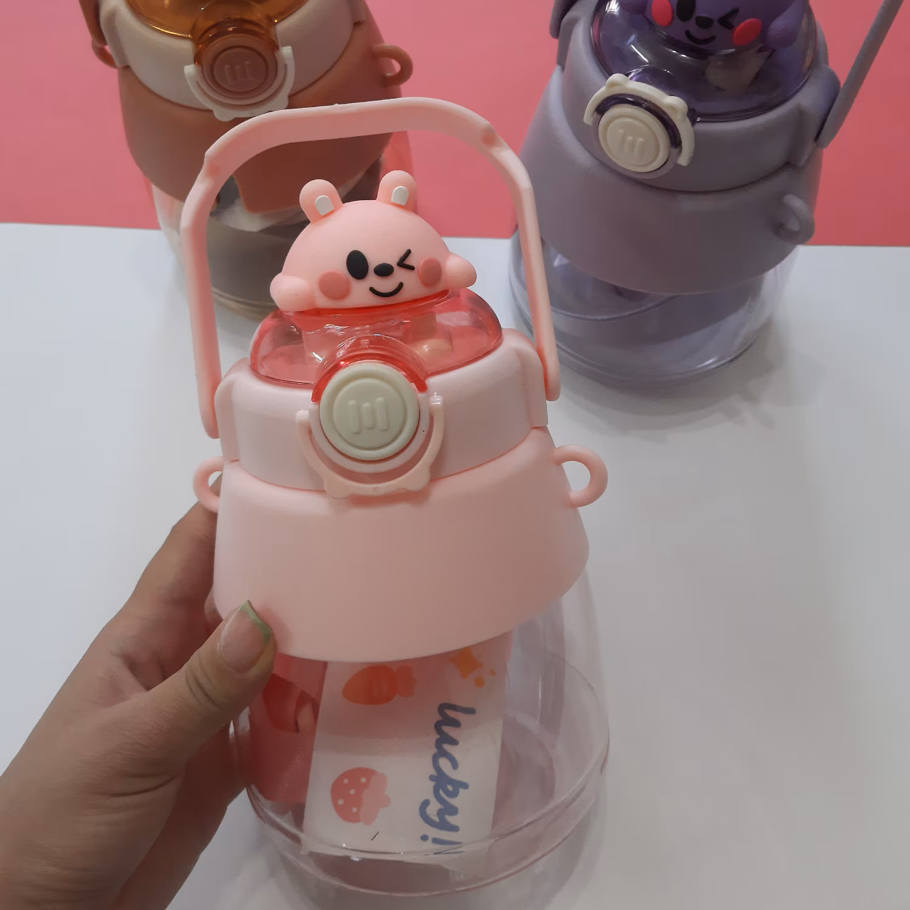 قمقمه های نشکن سیلیکونی در انواع طرح ها دارای برچسب و بند آویز.هم نی دار هست هم بدون نی