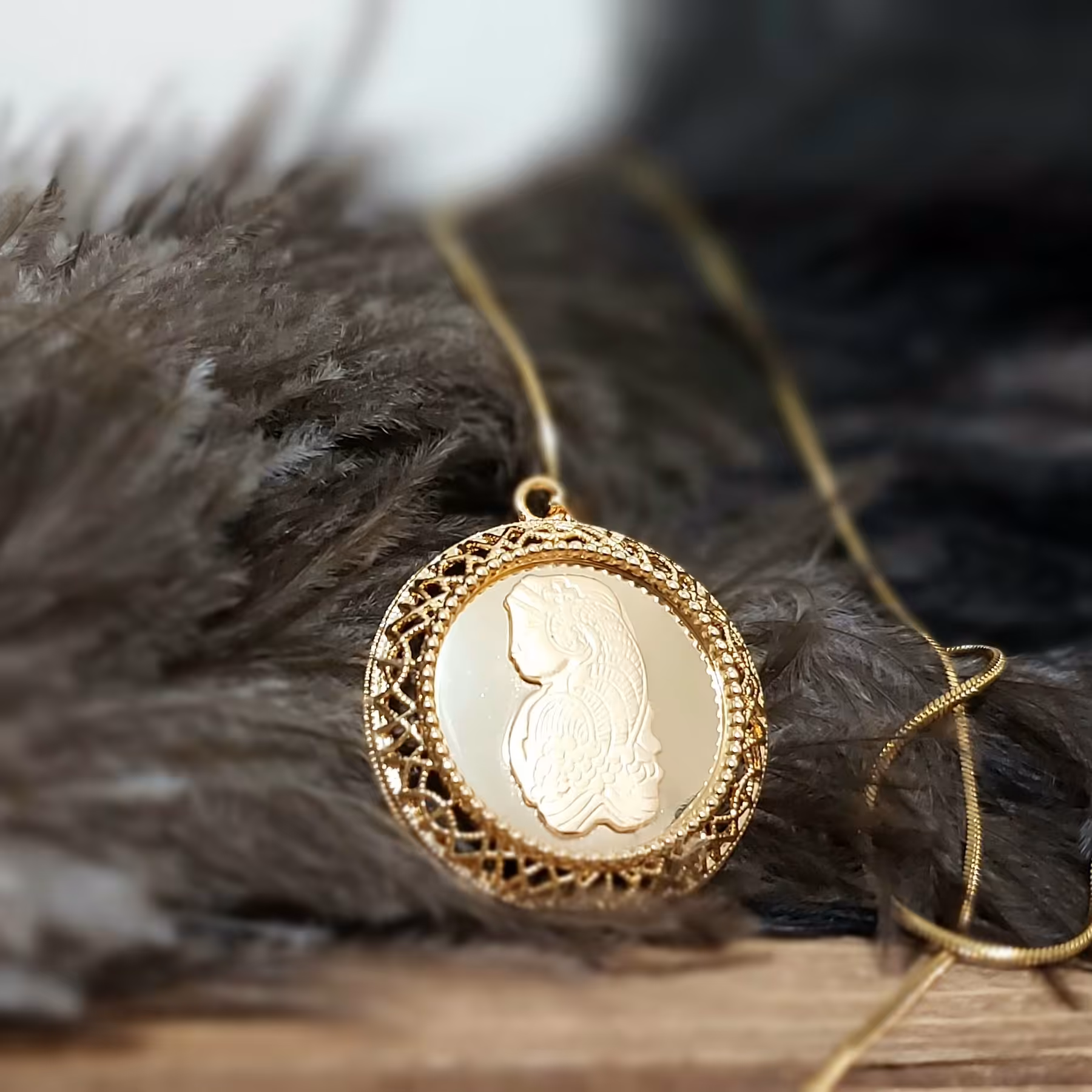 گردنبند طرح الیزابت مدل اینه