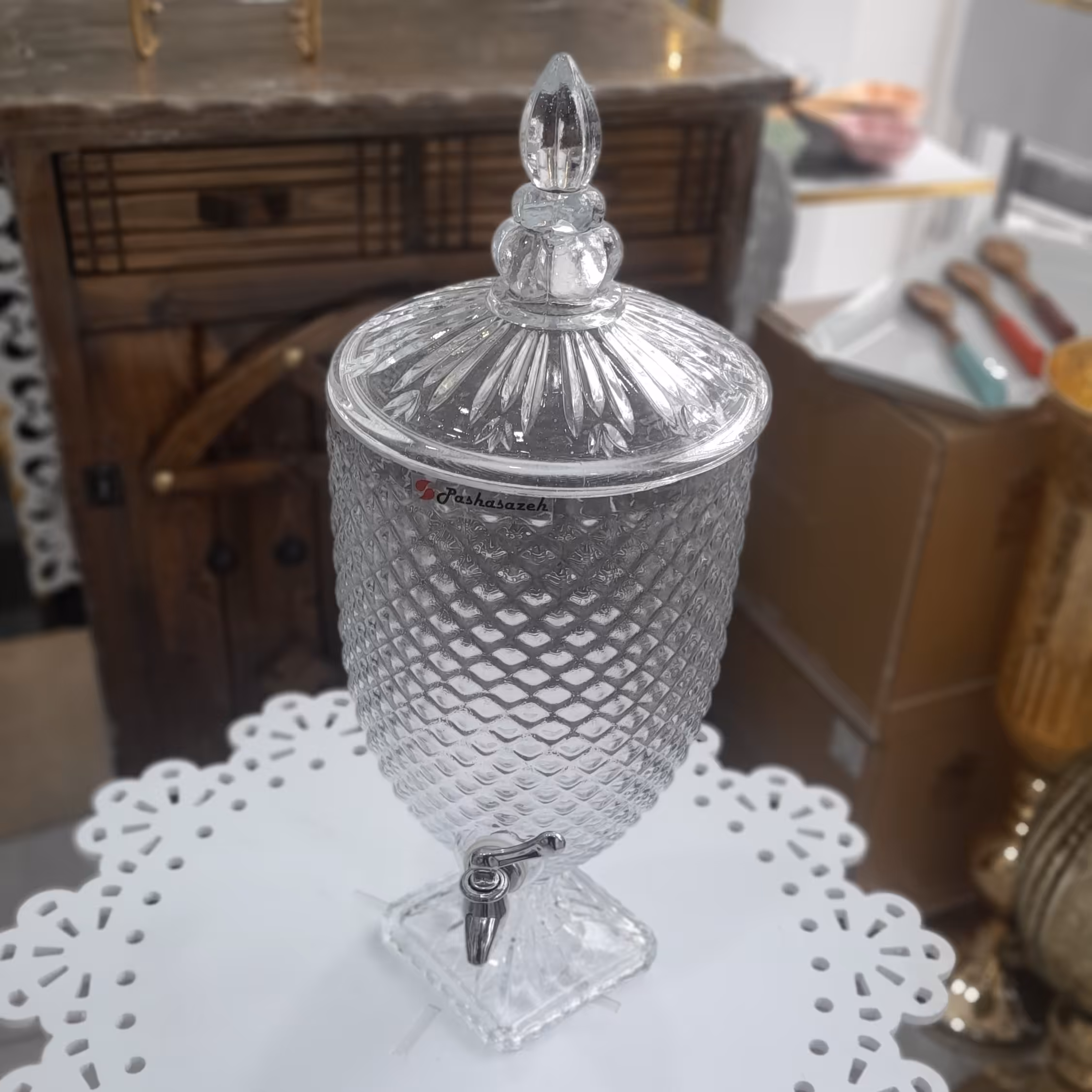 کلمن شیشه ای 5 لیتری .هزینه ارسال به صورت پس کرایه و به عهده مشتریست