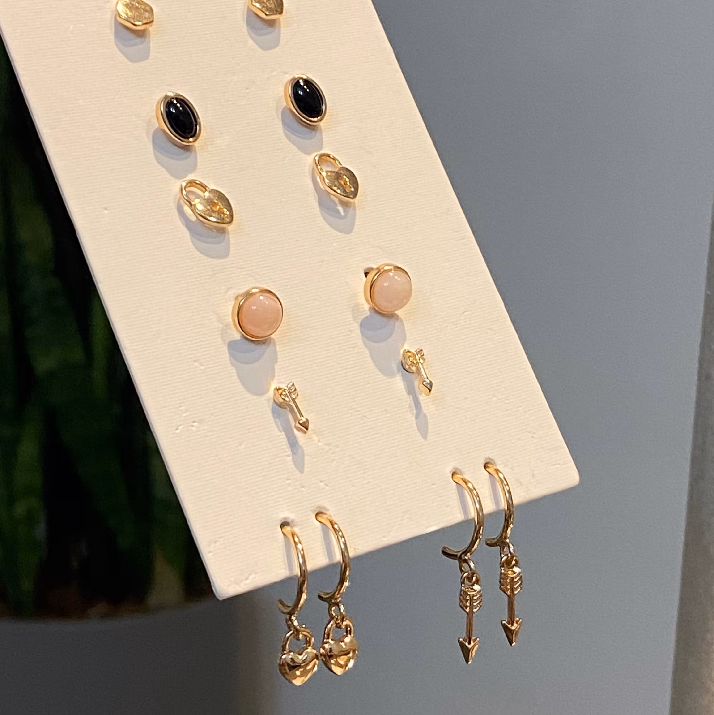 گوشواره میخی وارداتی بسیار زیبا و خاص اکسسوری خاص کادو تولد