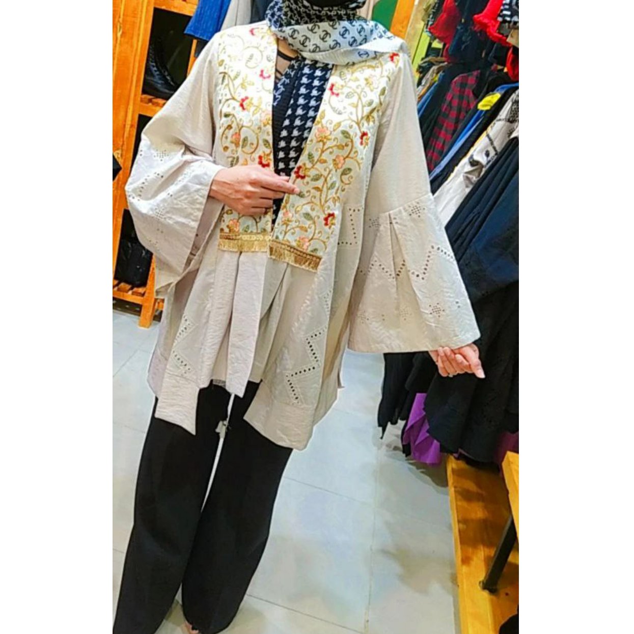 مانتو کرسپو هندی و خامه دوزی