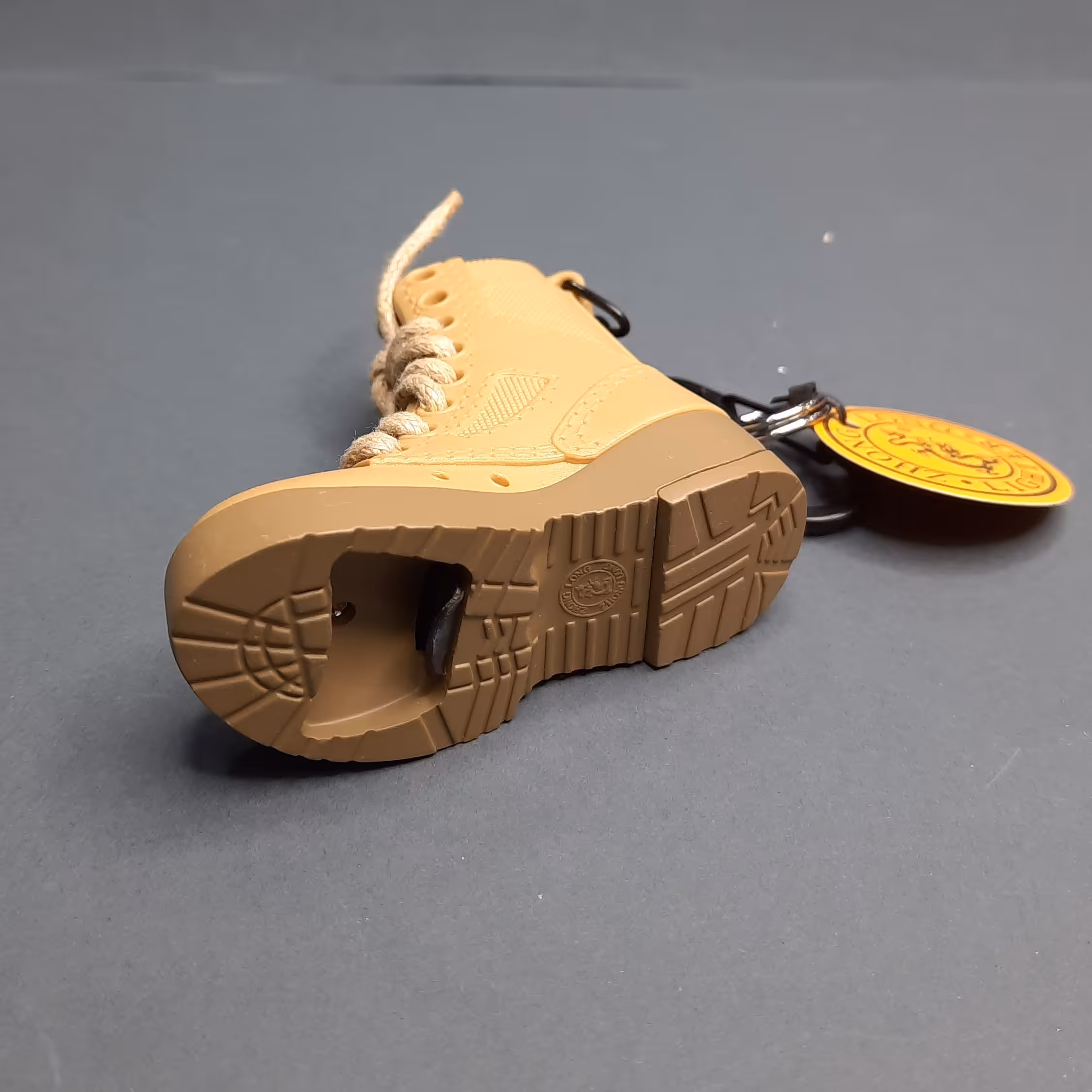 فندک پوتین زیر فندک دارای در باز کن می باشد