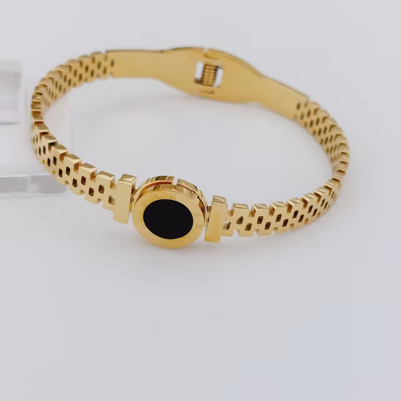 دستبند النگویی کد10682بولگاری.استاینلس استیل.باز و بسته میشود.طرح طلا.آبکاری طلا.ضدحساسیت.رنگ ثابت