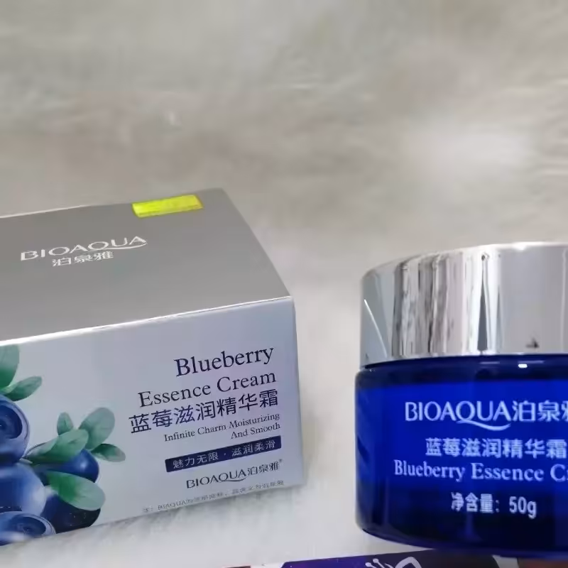 کرم آبرسان بلوبری از برند بیوآکوا. روشن کننده پوست و آبرسان فوق العاده عالی. 