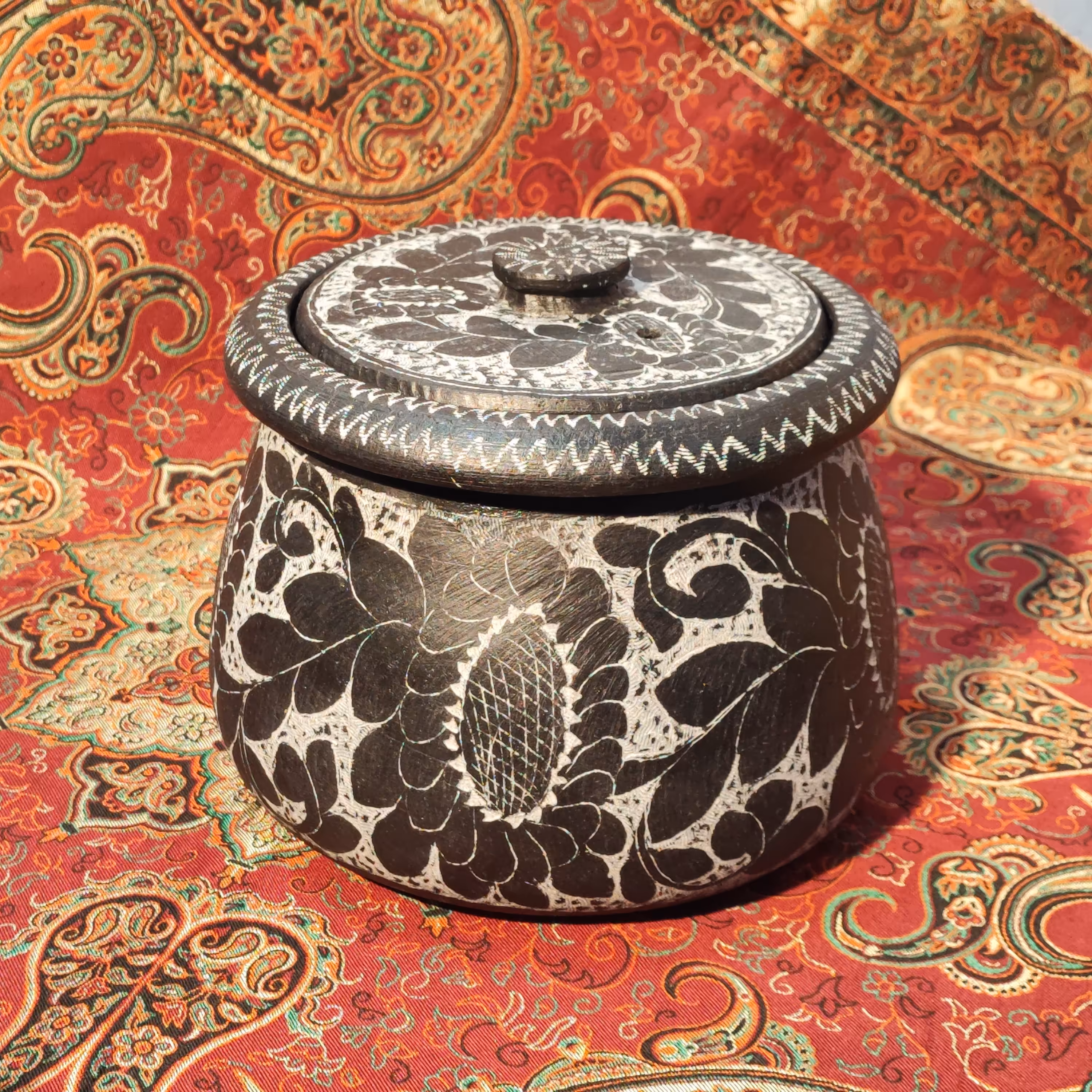 دیگ سنگی 6 نفره قلم زنی شده رنگ ثابت  مناسب برای پخت و پز و دکوریجات