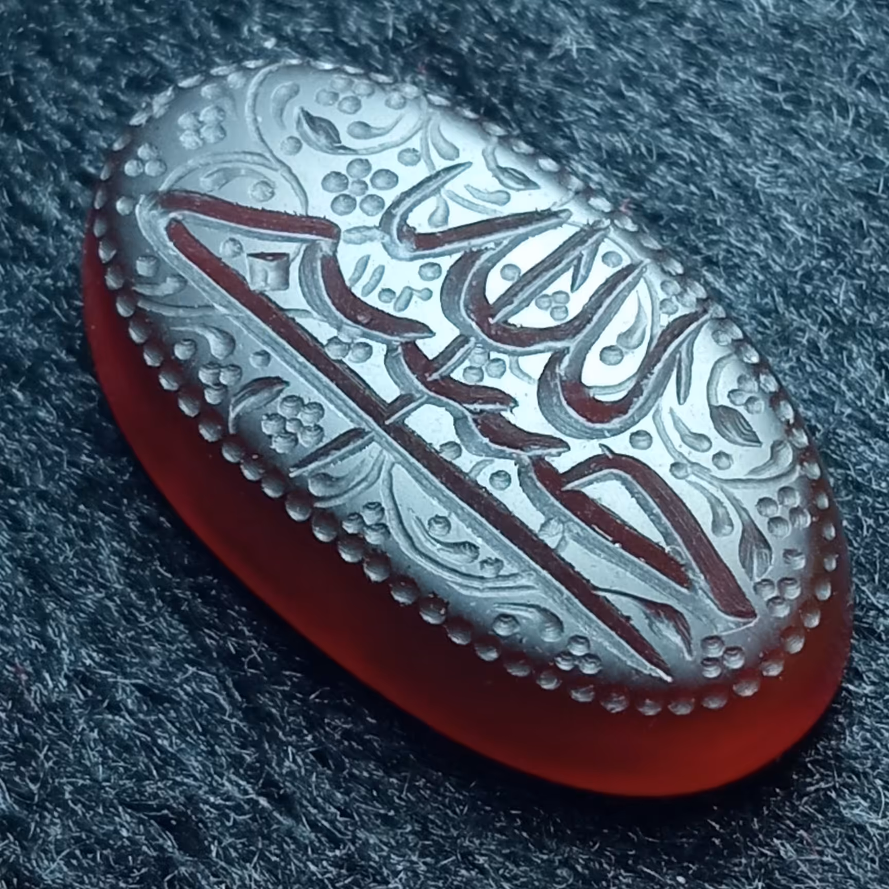 نگین عقیق حکاکی شده به ذکر حسبی الله 