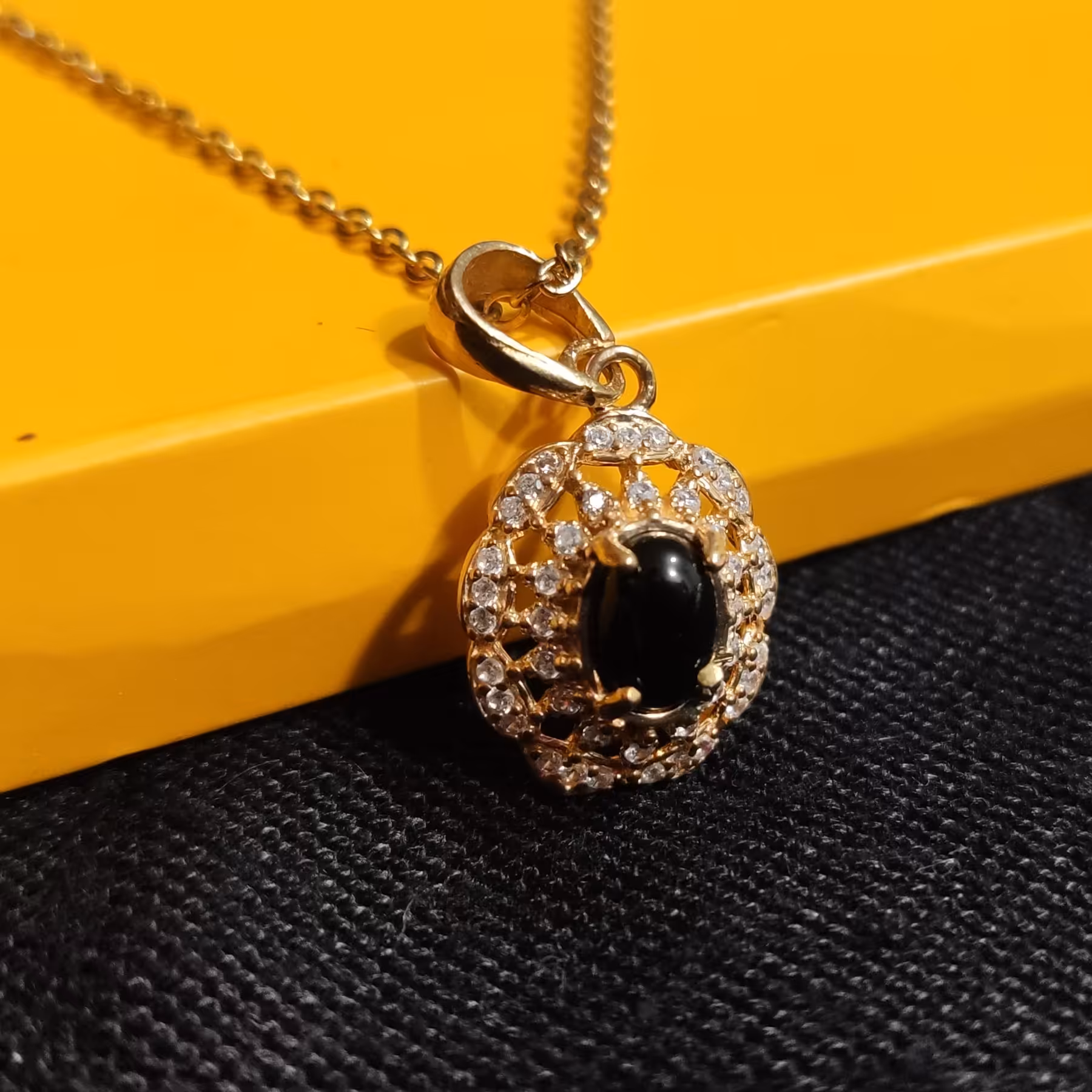 گردنبند نگین عقیق مشکی طلاروسی رنگ ثابت همراه با زنجیر استیل رنگ ثابت