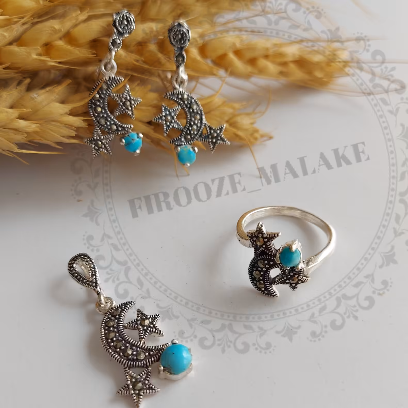 نیمست نقره اصل عیار 925
شامل گوشواره گردنی و انگشتر
کارشده با فیروزه اصل نیشابور
قابل سفارش با نگین فیروزه آبی یا سبز 