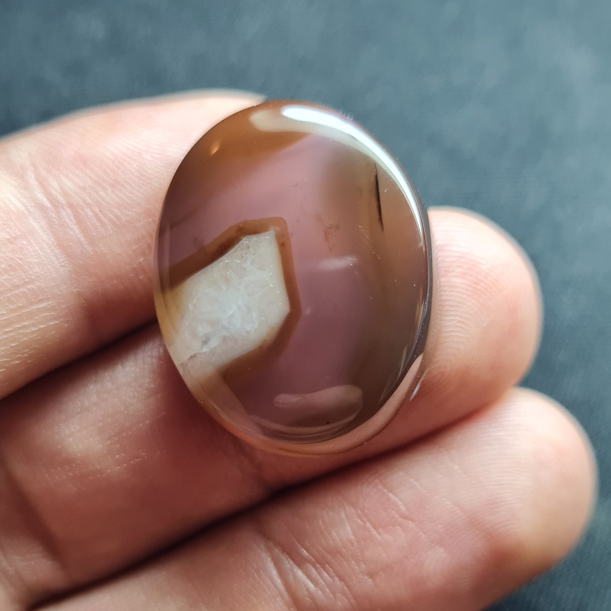 نگین عقیق چند رنگ (طول: 2.5 سانتی متر. عرض: 2 سانتی متر. ارتفاع: 0.7 سانتی متر.)