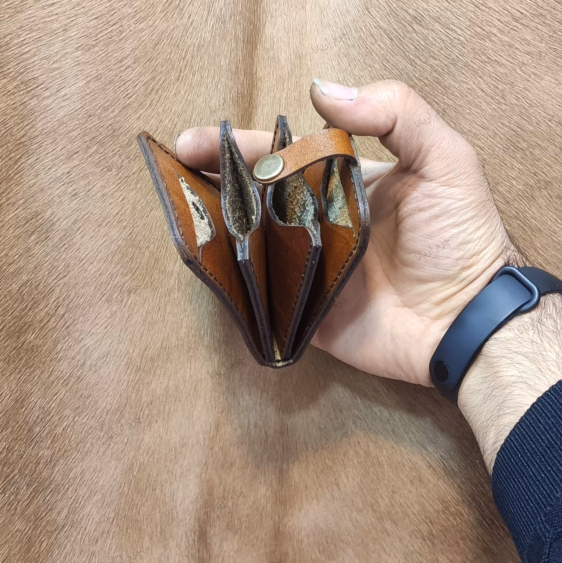 کیف کارت چرم آکاردئونی با چهار جیب مجزا  بعد از چند ماه استفاده در هر محفظه ظرفیت به بیش از یک کارت تغییر میکند