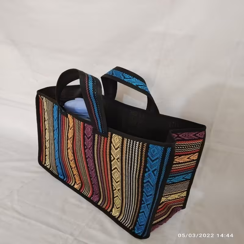 کیف مخصوص پیکنیک دارای کمربند برای فلاکس که داخل کیف جای مخصوص به خودش رو داشته 