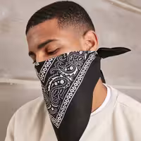 باندانا طرح باندانا زمینه مشکی ابعاد 45x45