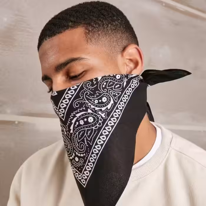 باندانا طرح باندانا زمینه مشکی ابعاد 45x45