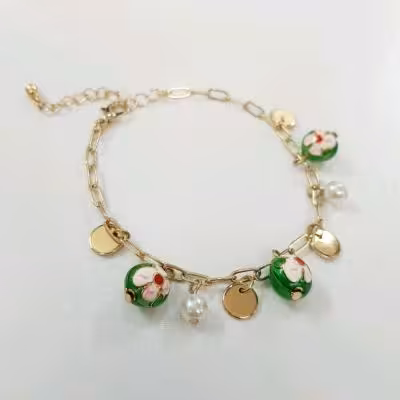 دستبند طلایی آویز دار مجلسی ، مینا کاری شده ، فری سایز قابل تنظیم