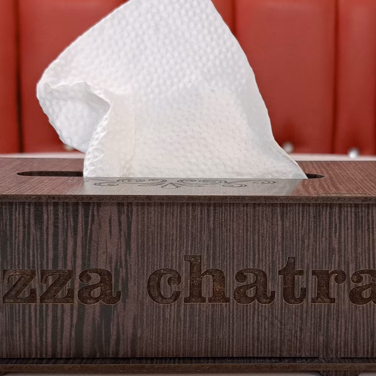 جای دستمال کاغذی چوبی  با حکاکی برند ونوشته اختصاصی شما 