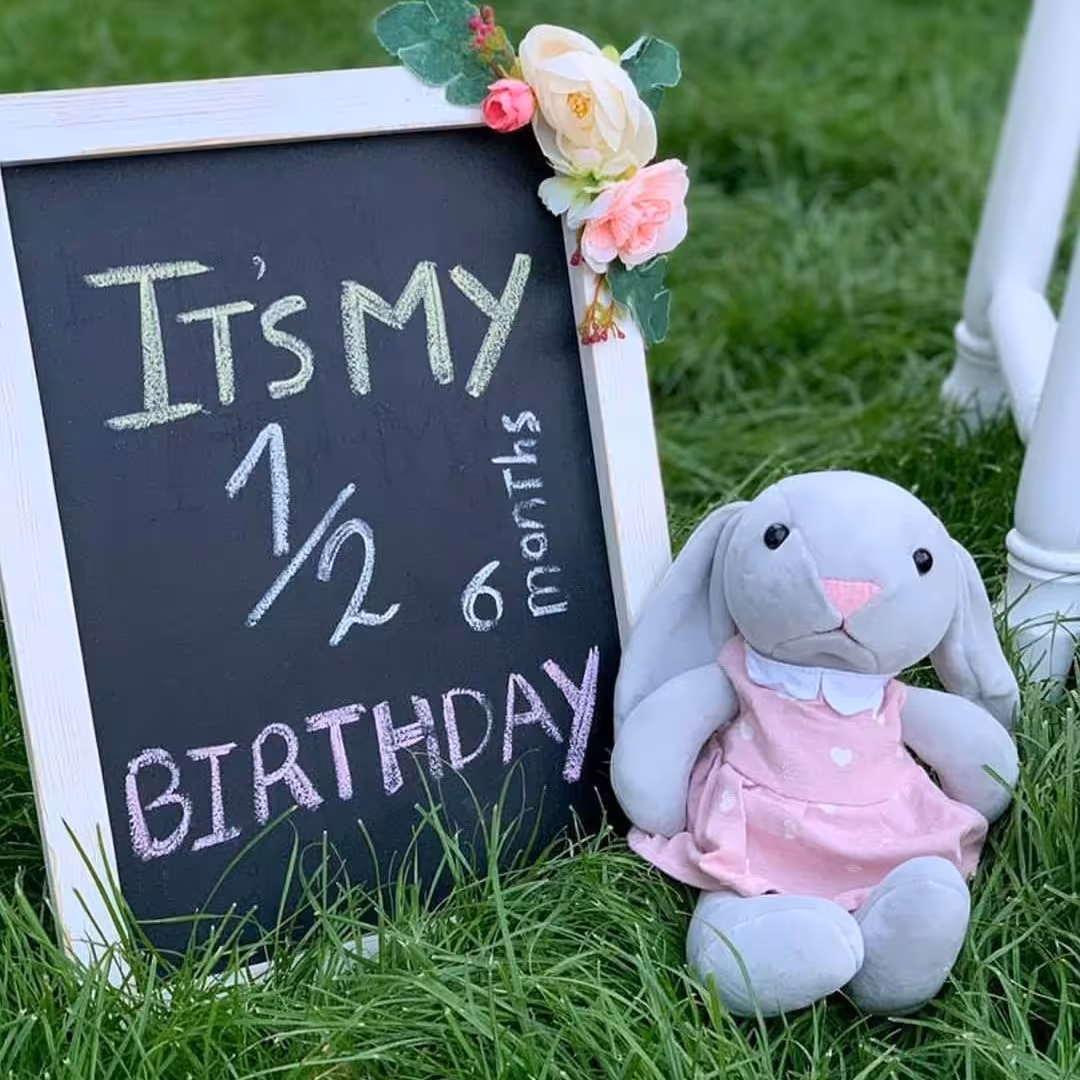 تخته سیاه گچی با پایه قاب عکسی رنگ قاب سفید در ابعاد30در40جنس قاب چوب روس جلا خورده و پرداخت شده 