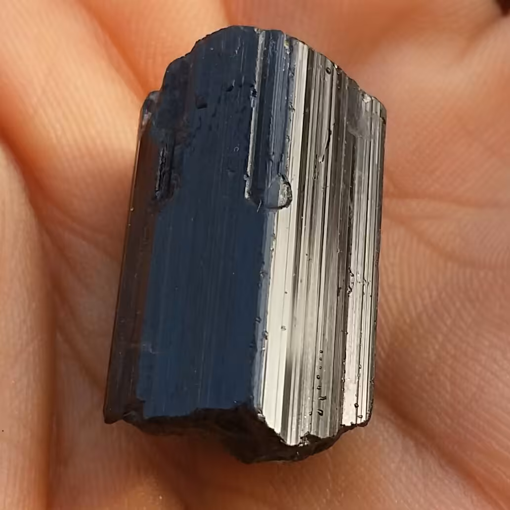 سنگ راف تورمالین شرول وارداتی دیدنییی شاهکار خلقت 100درصد طبیعی
مناسب جهت کلکسیون و ساخت نگین بسیارر خاص و محشر