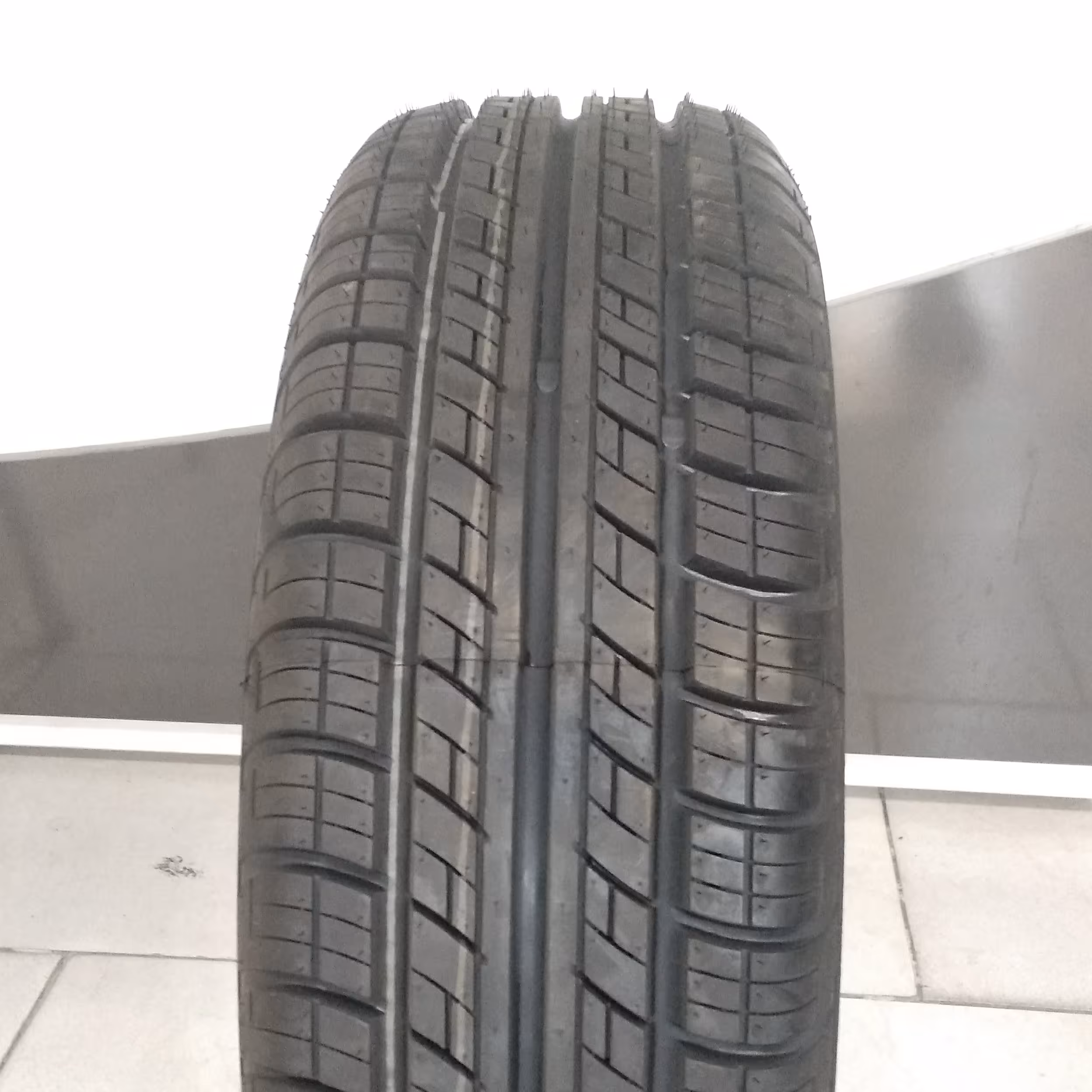 لاستیک بارز 185/60R15با طرح گلp601
