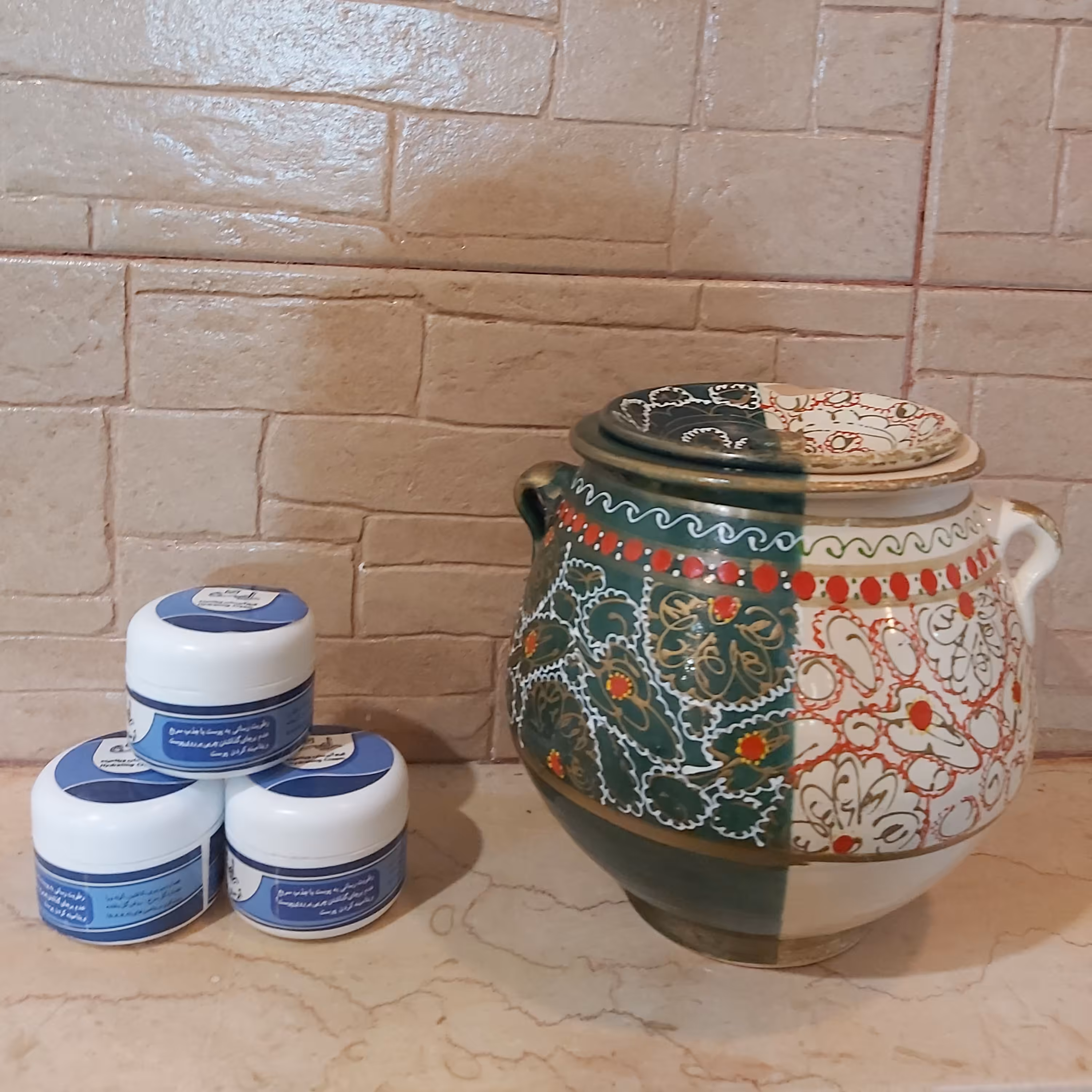 کرم آبرسان کاسه ای کاملا طبیعی و بدون مواد نگهدارنده مناسب پوست خشک نرم کننده و آبرسان عالی پوست رفع خشکی پوست