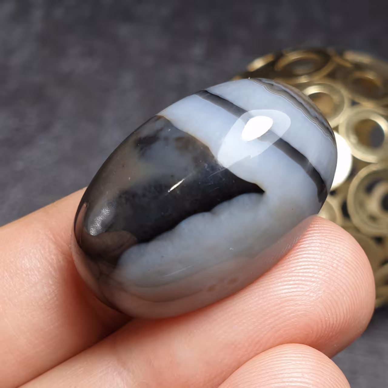 نگین درشت زیبای سنگ عقیق رگه سلیمانی اصل معدنی
کد 28788