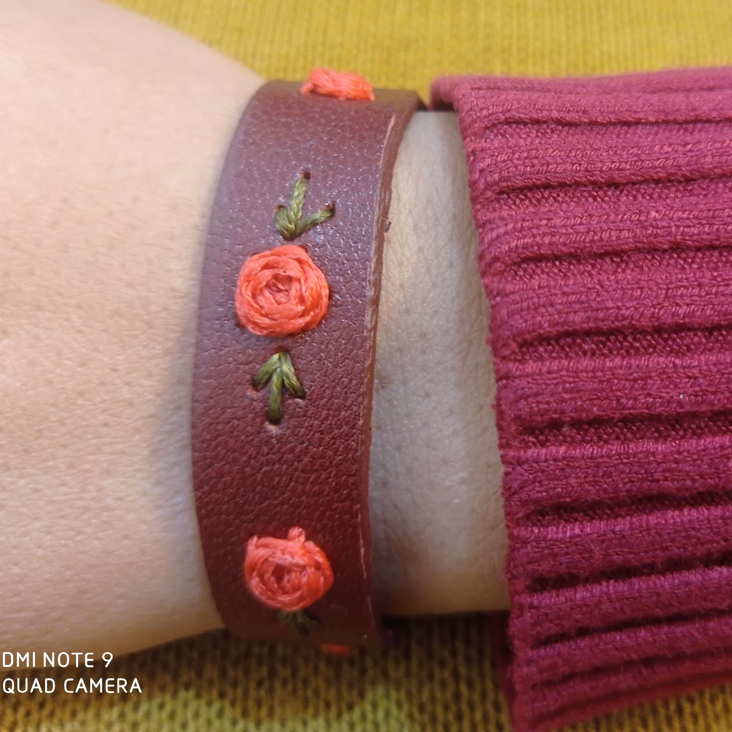 دست بند چرم طبیعی رز برجسته 