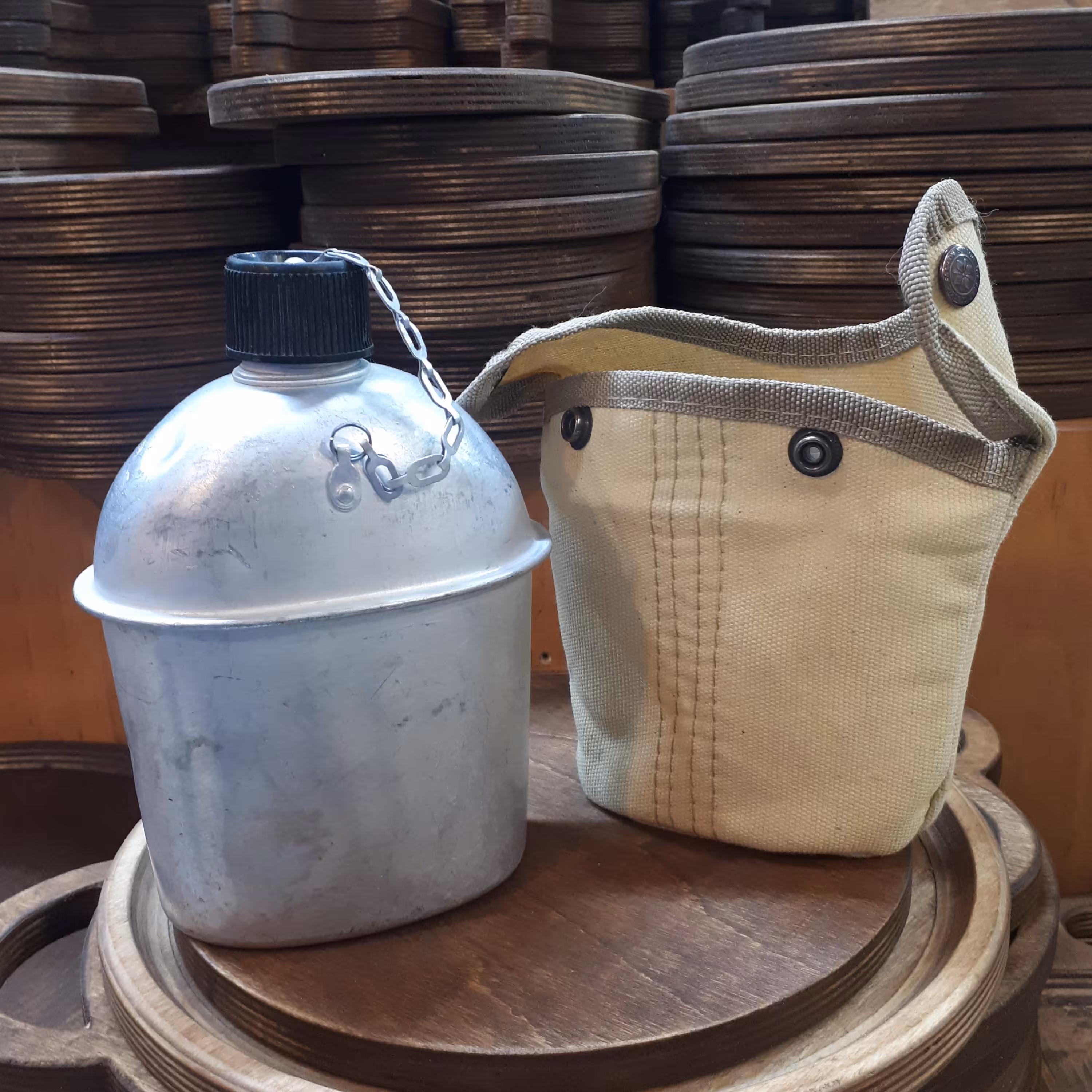 قمقمه نظامی فلزی بهمراه کاور مخصوص(قدیمی)