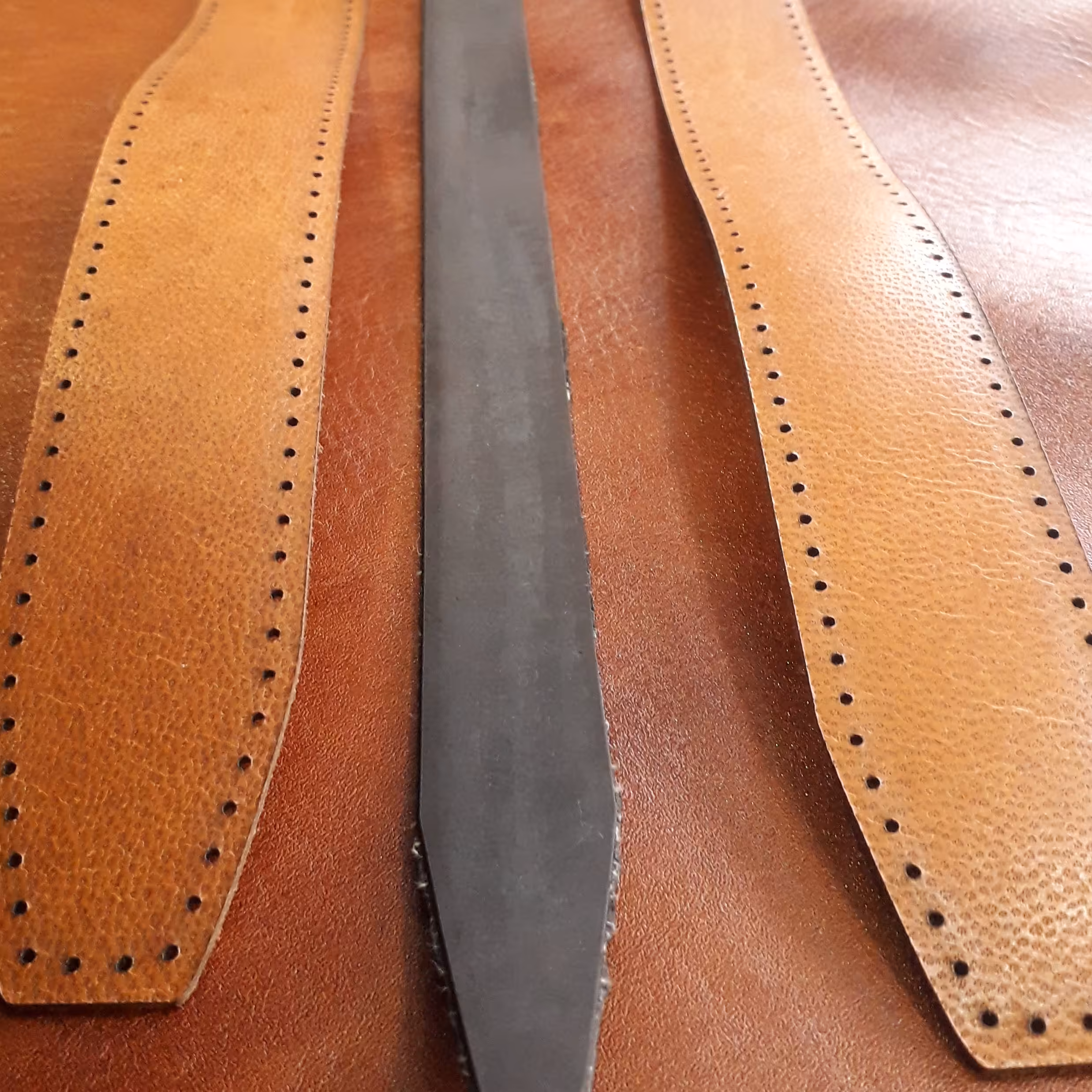 کمربند غیر اماده چرم طبیعی گاوی داری رنگ بندی  کمرند برشی  مدارس اموزشی