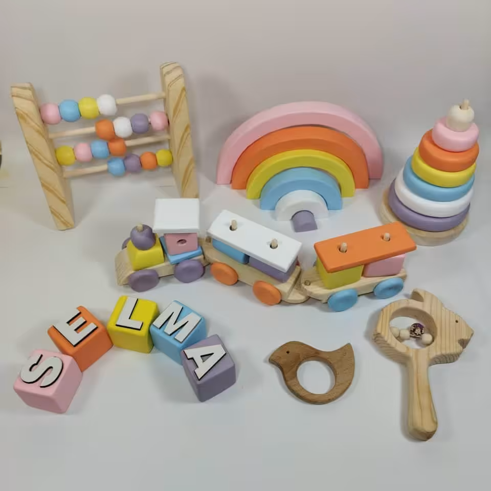 اسباب بازی چوبی ست سیسمونی نوزاد چوبی دست ساز با برند نیلو تویز  و قابل سفارش با رنگ دلخواه شما