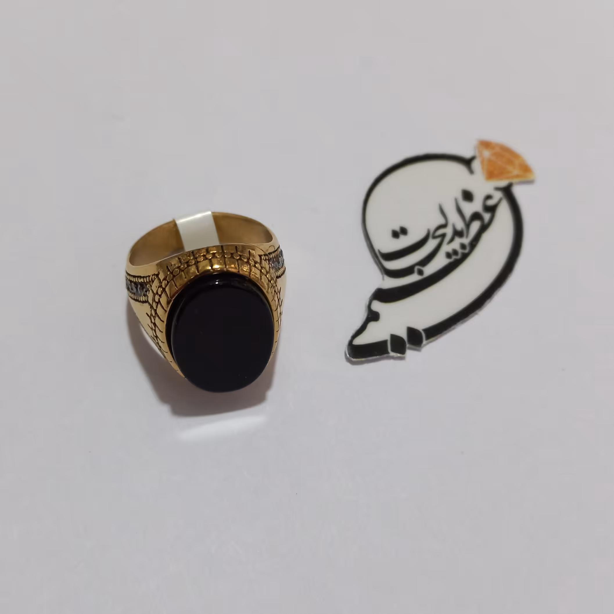 انگشتر مردانه استیل رنگ ثابت  با سنگ عقیق سیاه ( مشکی ) رکاب محصول  طلایی با رگه های مشکی  و بسیار جذابه سایز11