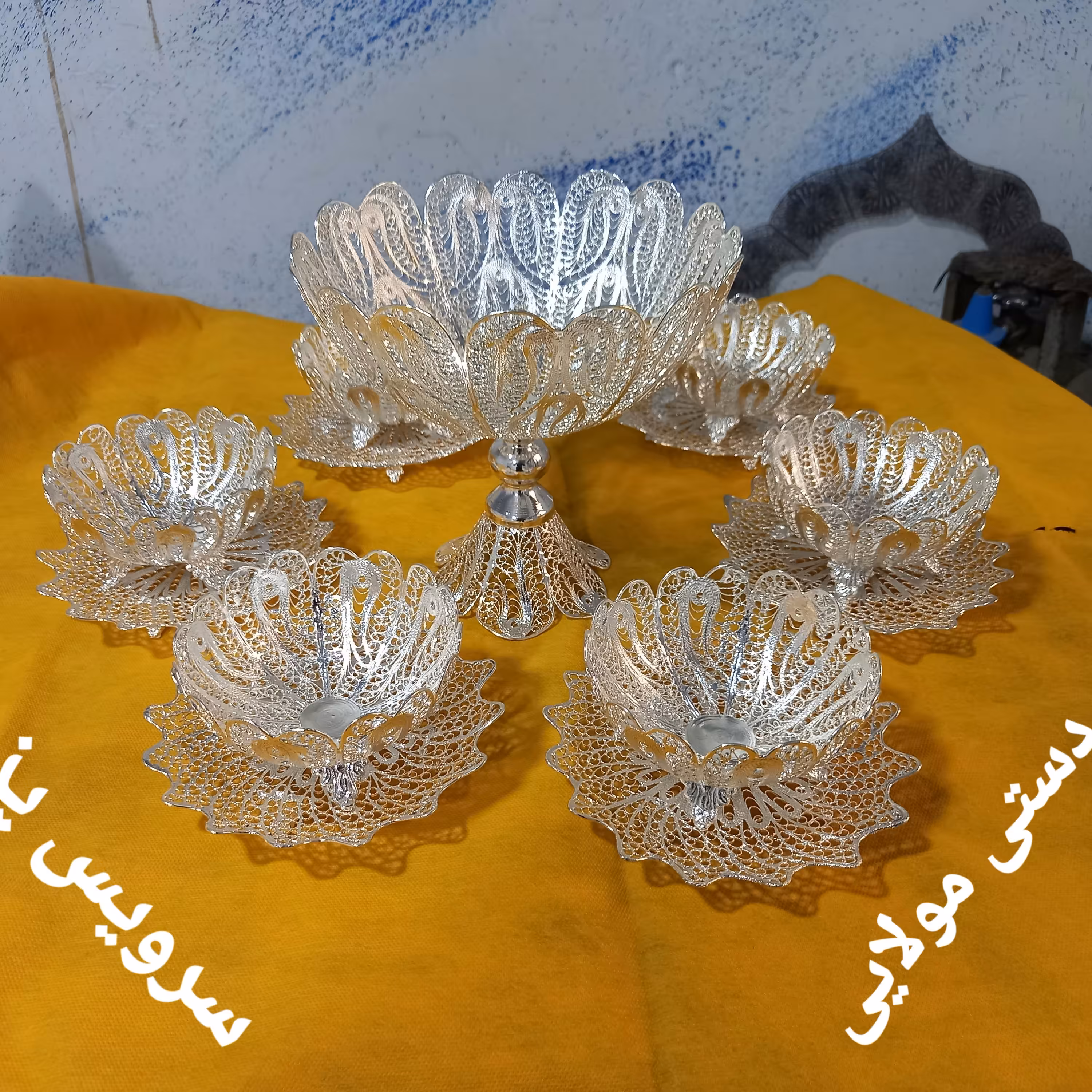 سرویس پذیرایی. آجیل خوری قلبی به اضافه 6 عدد بشقاب