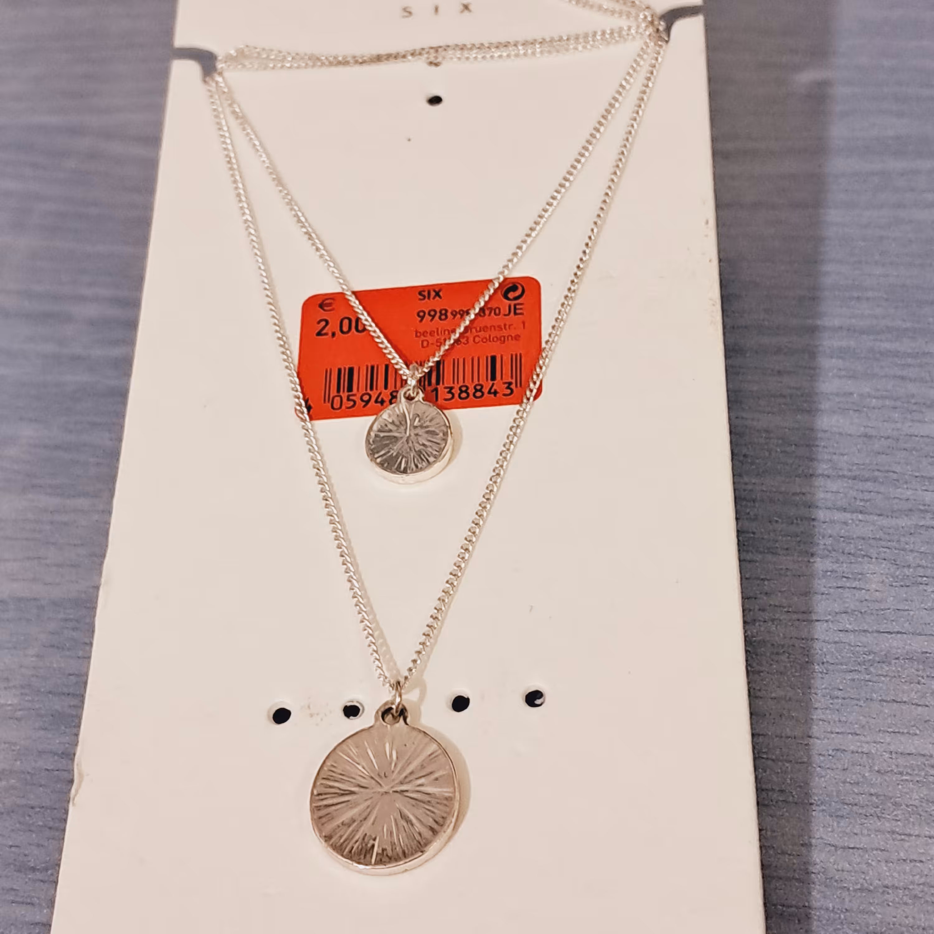 گردنبند 2 لاینی بسیار زیبا.ساده و شیک..روزانه بدلیجات 50 درصد تخفیف رو استوری میکنیم.مارو دنبال کنید.